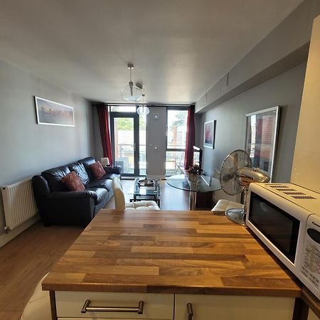 Lesley Court- A Lovely Spacious 2 Bedroom Apartment By Catchpole Stays Челмсфорд Экстерьер фото